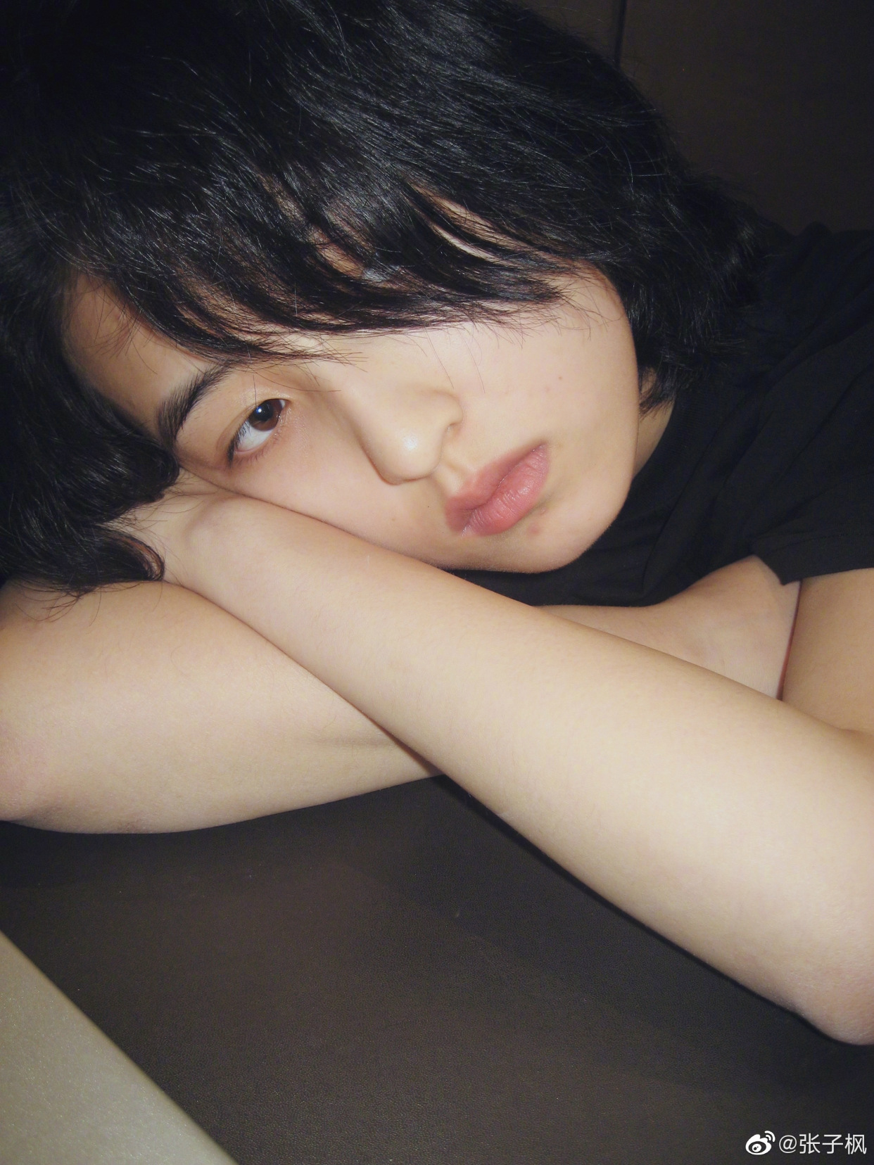 发型 张子枫晒新发型，卷毛妹妹真的太有感觉了