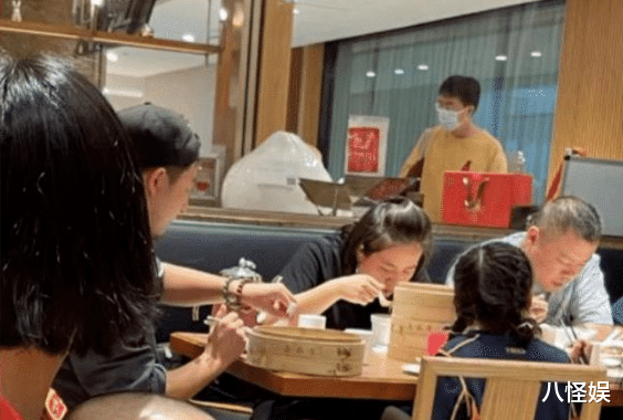 岳云鹏|岳云鹏陪家人看电影被偶遇，将小女儿抱怀中父爱满满，本人超随和