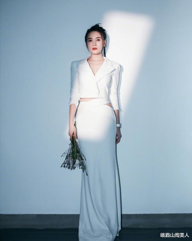 峨眉山周美人|?真正见过大场面的女人，很少会穿T恤短裤，看宋佳就知道了