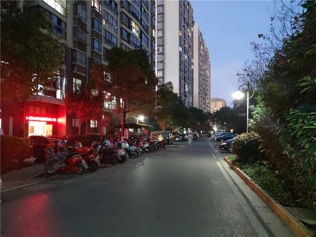 别墅|欲哭无泪，配套一样，这家小区却比对面低2600元/㎡