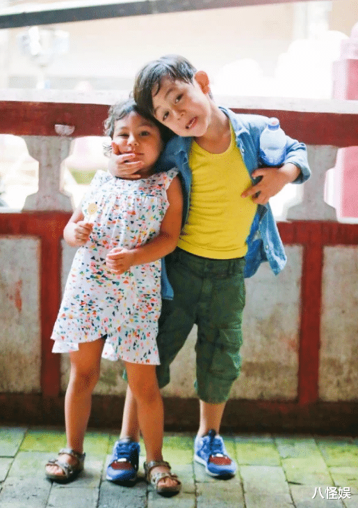 秦岚|刘烨晒全家福为老婆庆生，一家四口包场看电影，诺一瞪眼帅气搞怪