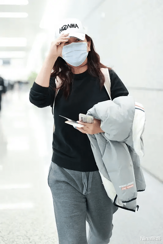 陈思诚|陈松伶直逼150斤李湘，穿卫衣运动裤赶机太壮硕，身材五五分变大妈