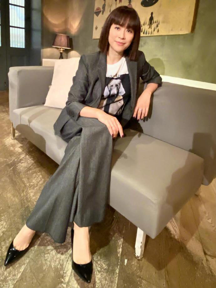 |50岁宣萱丝毫不显老，穿长衬衫配阔腿裤，完美精英范太高级