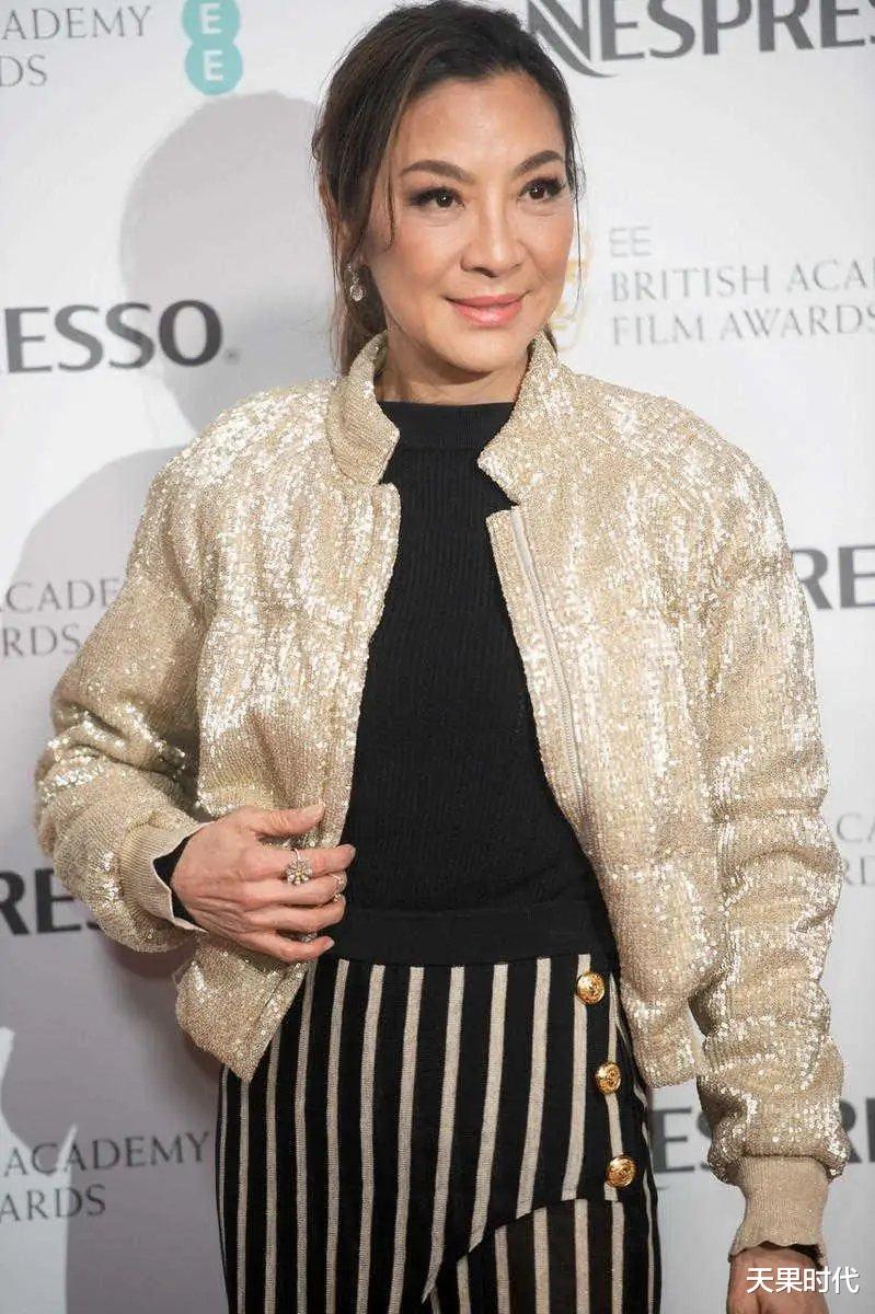 杨紫琼|62年的杨紫琼还真抗老，金色亮片夹克搭条纹裤时髦洋气，气场十足