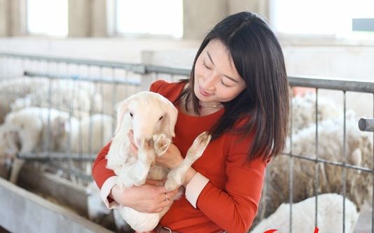 她,学播音主持,大学期间买宝马,毕业已赚100万,如今赚得更多