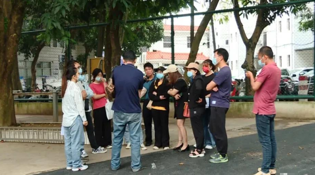 视野新闻周刊 广西南宁一女教师许诺高息，向同事家长等借款约千万元，连快递员都没放过，其称：坐牢也没钱还