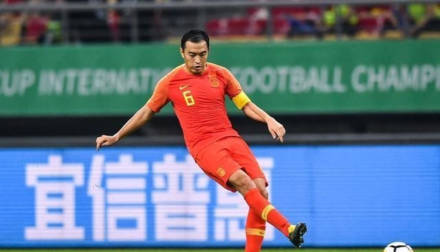 明明很棒|蒋光太=冯潇霆？国足后防核心凌晨一失误太业余，与冯潇霆神似