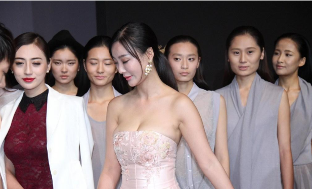 电影|被男友骗她拍性感片，却意外走红，不温不火却仍然有戏可拍