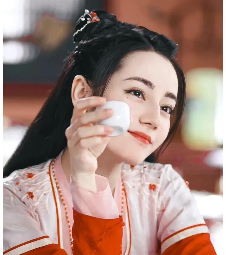 迪丽热巴|“演配角太漂亮，演主角又不够格”，她们到底哪个环节出了问题？