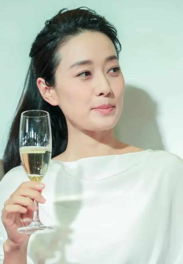 发型 发型得根据脸型来决定，马伊琍剪掉黑长直，显年轻还更显气质