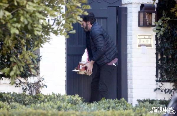 假唱|分手后大本憔悴成这样，胡子拉碴拿外卖，网友：还没走出来？