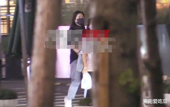 长津湖|刘亦菲与助理逛街被拍？近照被指发福，着装随意接地气