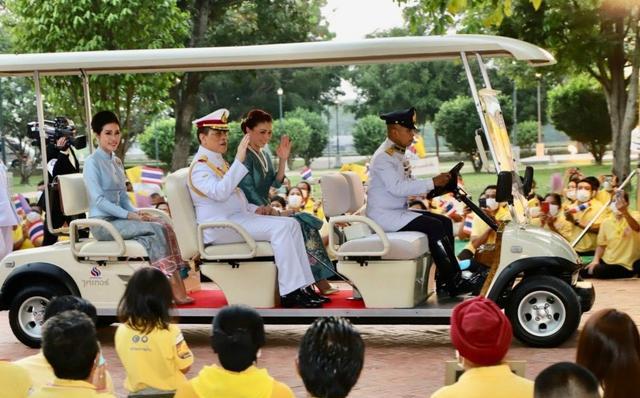 泰國王室公務三人行，尷尬的詩尼娜-圖6