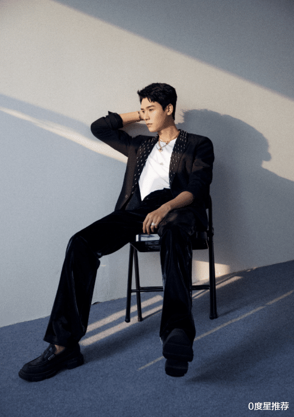 龚俊|龚俊想不红都难，离开《山河令》滤镜，穿铆钉西装太上头