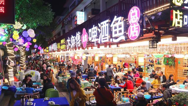 阳朔 小长假第一夜，桂林阳朔西街沸腾了，老外还不少