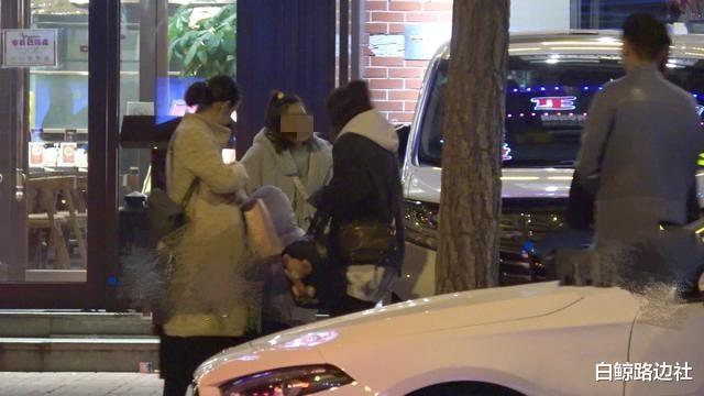 李小萌|王雷携妻子参加好友聚会!李小萌挺二胎孕肚,素面朝天颜值仍能打