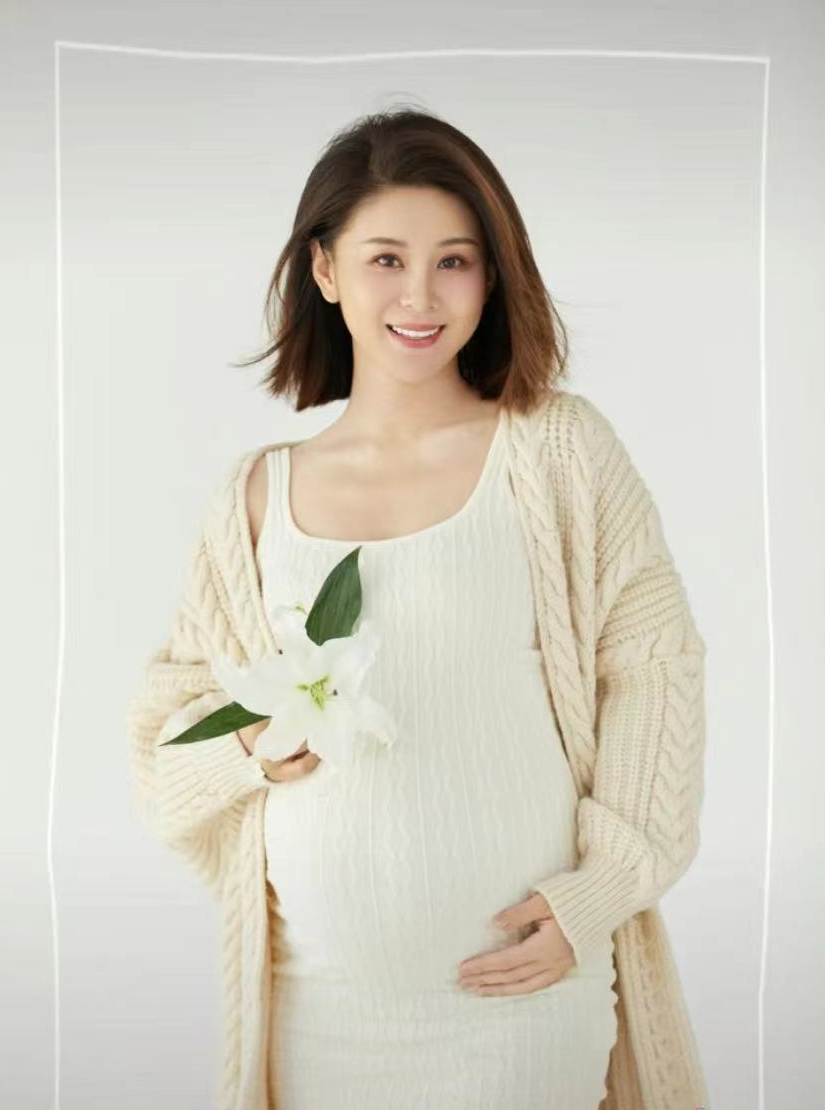 李小萌|36岁李小萌要生啦！挺二胎大肚会友孕味十足，老公带娃后入院陪产