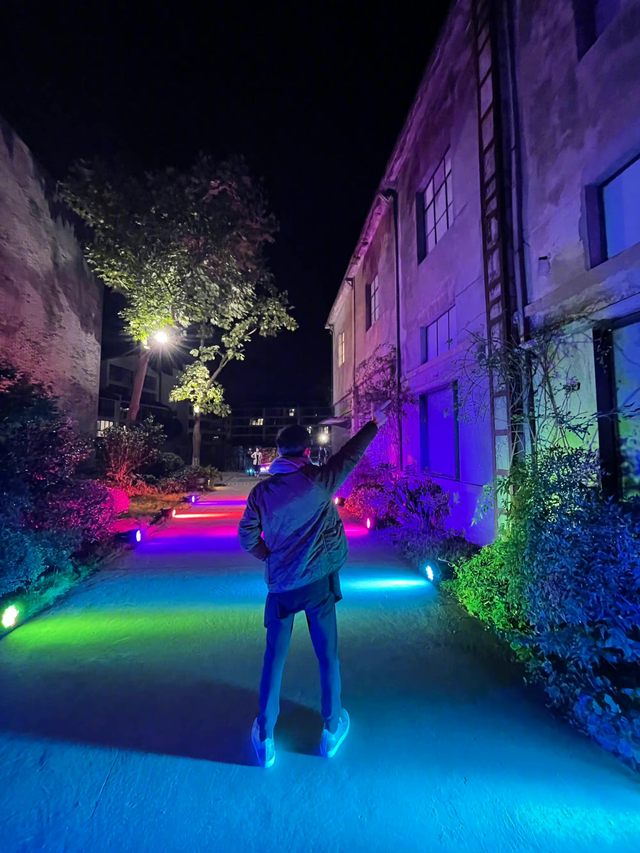 钱三一|何炅晒照告别乌镇，未露正脸引猜测，此前屡被拍面容憔悴醉酒痛哭