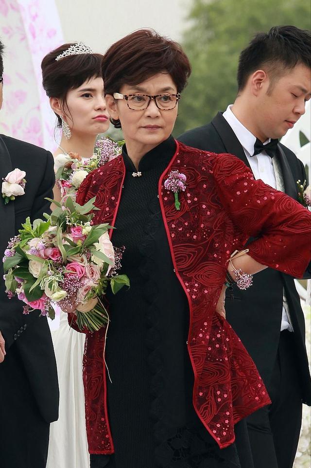 潮帮先生|66岁潘虹老得真优雅,穿衣不扮嫩也不显老,值得“奶奶辈”借鉴