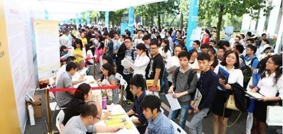 穿衣搭配|工作十年后，才摸清私企、国企、公务员的区别，希望你别选错