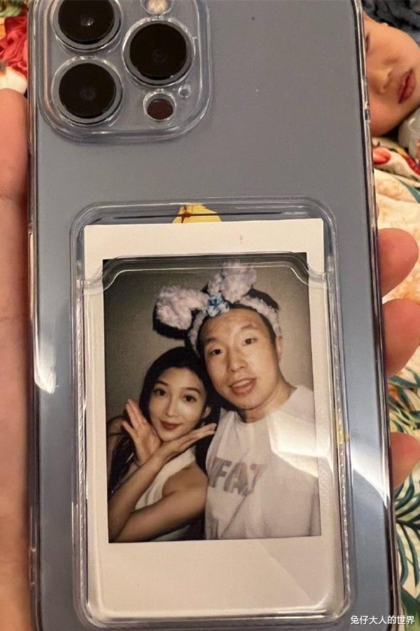 德云社|德云社饼嫂晒合影照，并喊话粉丝吃“狗粮”，她把饼哥放在了心里