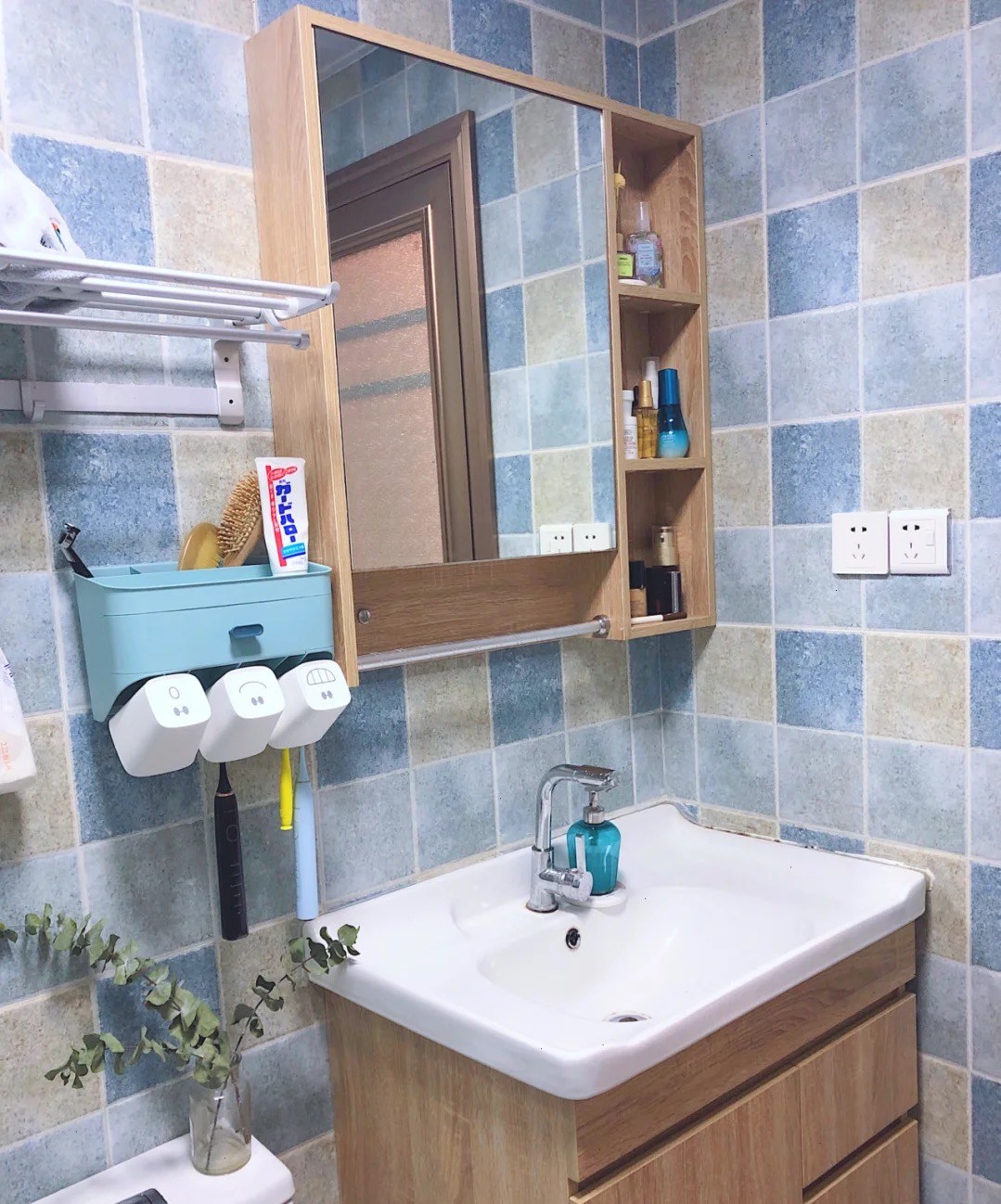 |她家85平米，家居氛围太温暖人心了，餐厅做个小抬高，真有个性