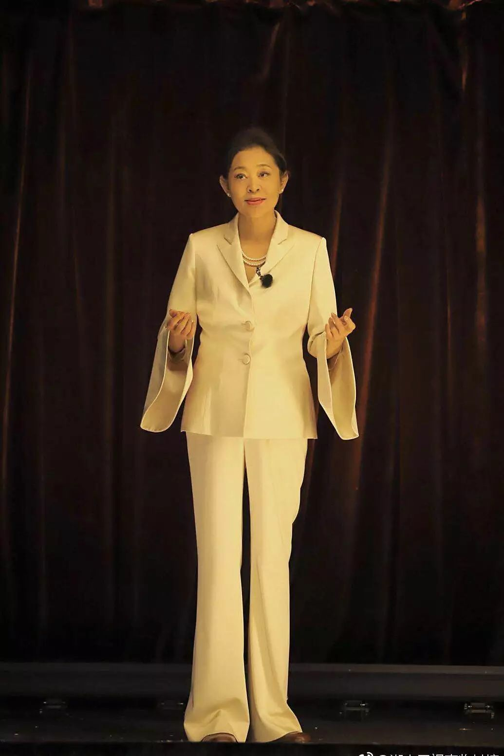 何有强|倪萍真是“奶奶辈翘楚”，一袭条纹连衣裙端庄优雅，气场全开