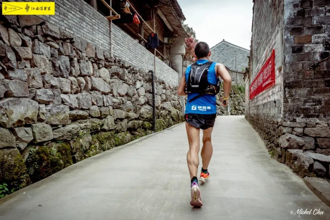 |梁晶离世6个月,女儿盯着父亲照片好心疼,妻子仍走不出悲伤