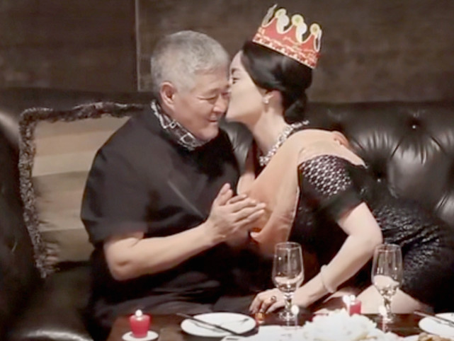 关婷娜|关婷娜穿牛仔辣裤扭网红舞,昔日丰腴身材已不复,醉心事业不恨嫁