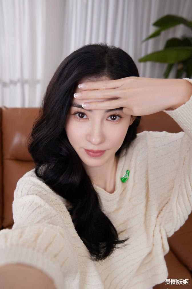 发型 张柏芝晒完美发际线，41岁美丽动人还俏皮可爱，幸福的超人妈妈