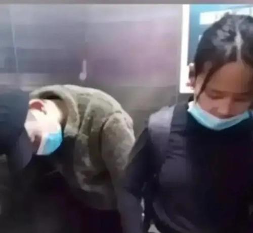 四叶草海之恋|熊磊解释电梯里不扶姚策是和医生通话。网友：电梯里有信号吗？