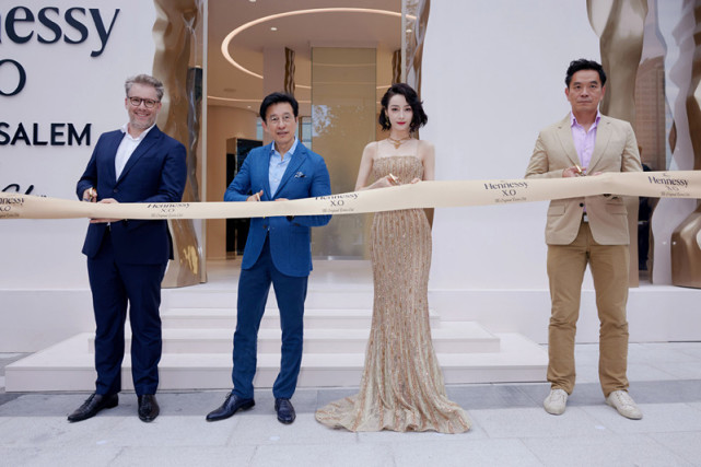时尚潮流生活 迪丽热巴太美了，穿流沙金抹胸裙出席活动，新发型好看吗？