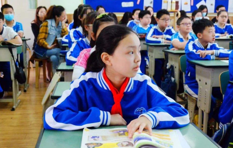 |学生没戴红领巾和校卡，老师以示惩戒不让学生上课，家长怒而反驳
