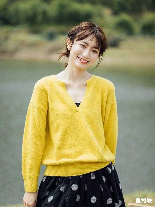 鱼司辰 一到秋冬，又把毛衣带火了，这几个颜色更适合，普通女生的标配