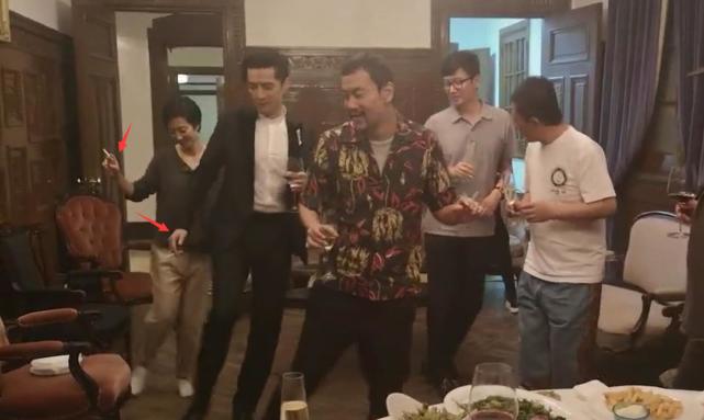桂纶镁|胡歌廖凡桂纶镁私下聚会，室内抽烟被助理强行收走，众人热舞心情好