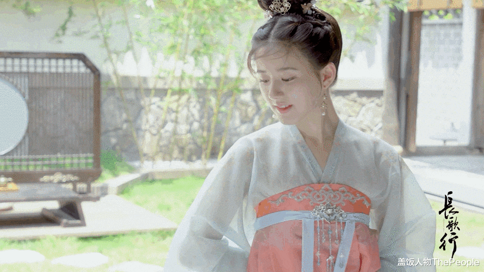 刘亦菲|红毯比美直角肩稳赢、古装造型斜肩显气质，女星肩部较量也有玄机