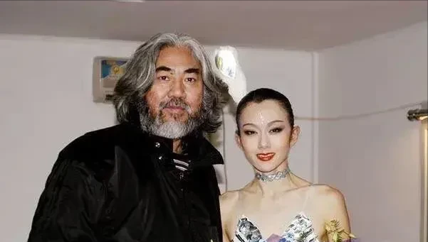 杨丽萍|一天，张纪中突然找到舞蹈家杨丽萍，想让她出演《射雕英雄传》里的梅超风一角