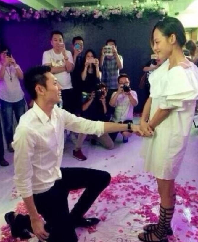 张嘉倪|出道即巅峰,和男友同居7年遭弃后嫁富二代,3年抱俩,人生赢家