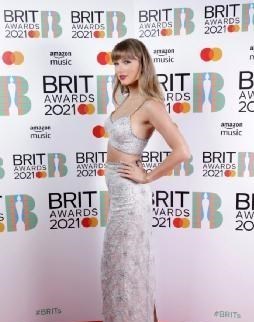 泰勒·斯威夫特|31岁霉霉婆家领走大奖，发福风波后终于重拾露肚装，巅峰重现？