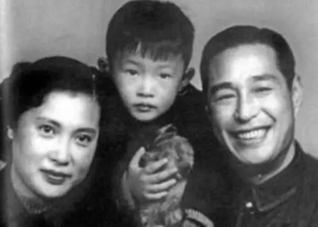 秦怡|1966年秦怡被诊断为肠癌，面对出轨的丈夫苦笑：为了孩子