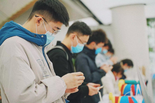 宋祖儿|唐尼寡姐再同台？中文问好还带东北腔，网友：要不是身材我都信了