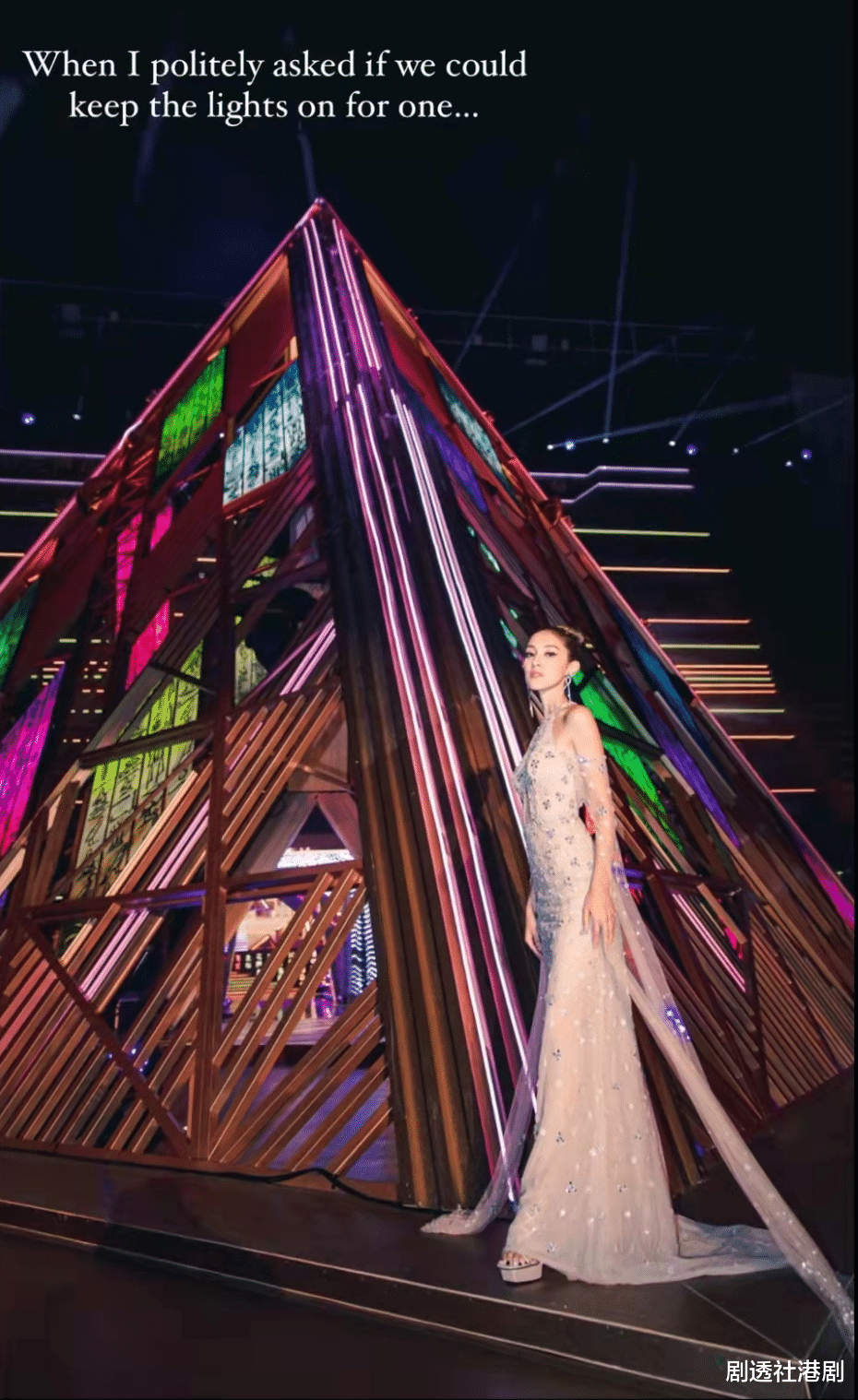 陈凯琳|靓爆！港姐冠军生子后首次复出，肉色露背晚礼服尽显S身形