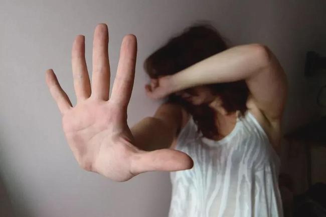 情感在线小哥|和女同事玩“找老公”游戏！暗示男生可进女生房间！职场人欲横流