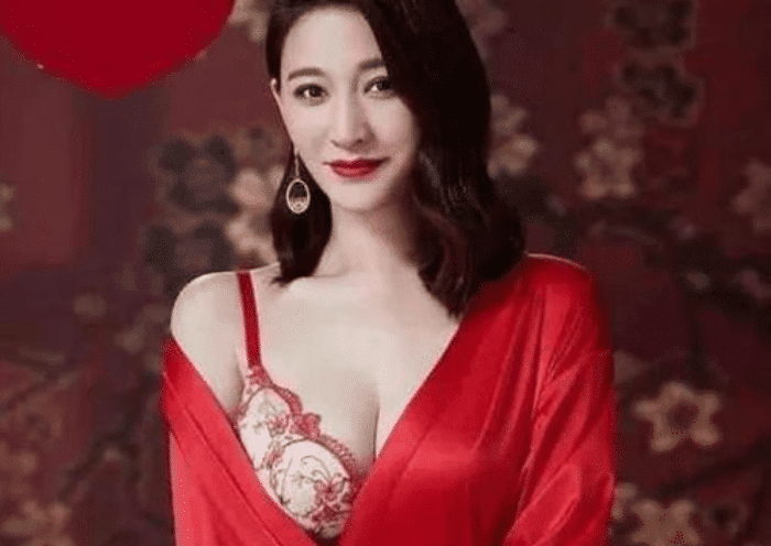 李小冉|李小冉发育的太好了，身材比杨幂还有料，美的让人无法自拔