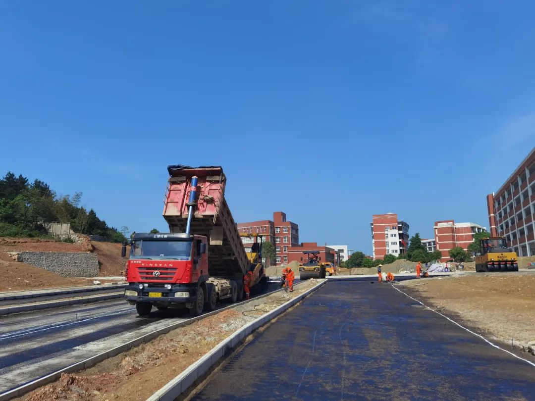 宿松快报 共同关注：这条路开始摊铺沥青啦！