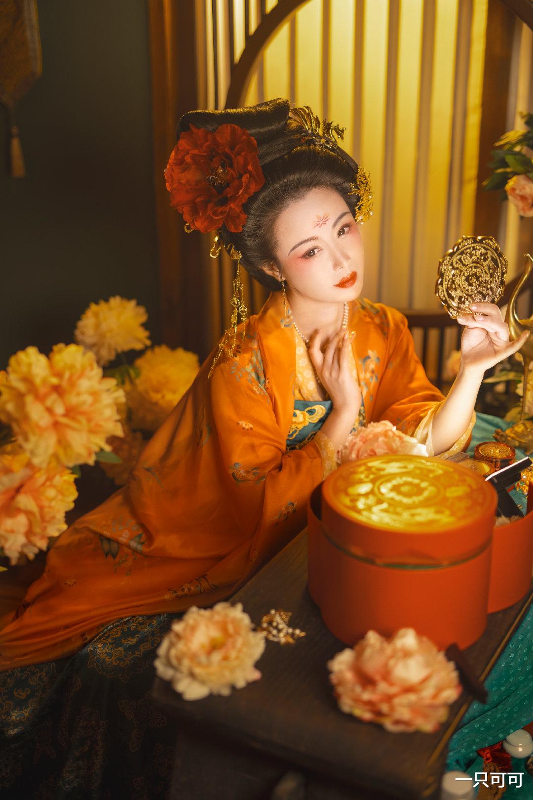 发饰|被“贵妃风”的汉服美到了，华贵又优雅，穿上变身大唐美人