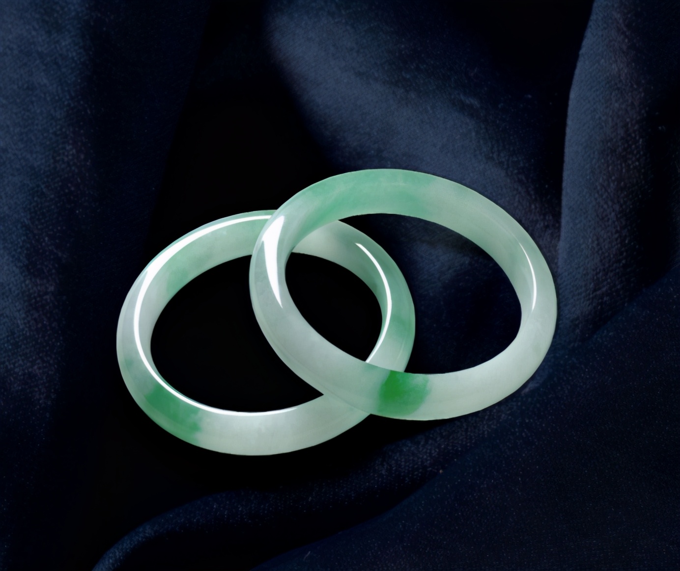 文玩|老奶奶60年前买的翡翠玉镯，如今有人高价收购，却被她拒收了