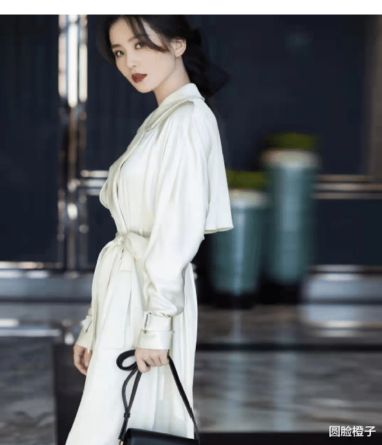 刘诗诗|刘诗诗气质太好了，一袭白色丝绸连衣裙亮相，唇红齿白美得耀眼