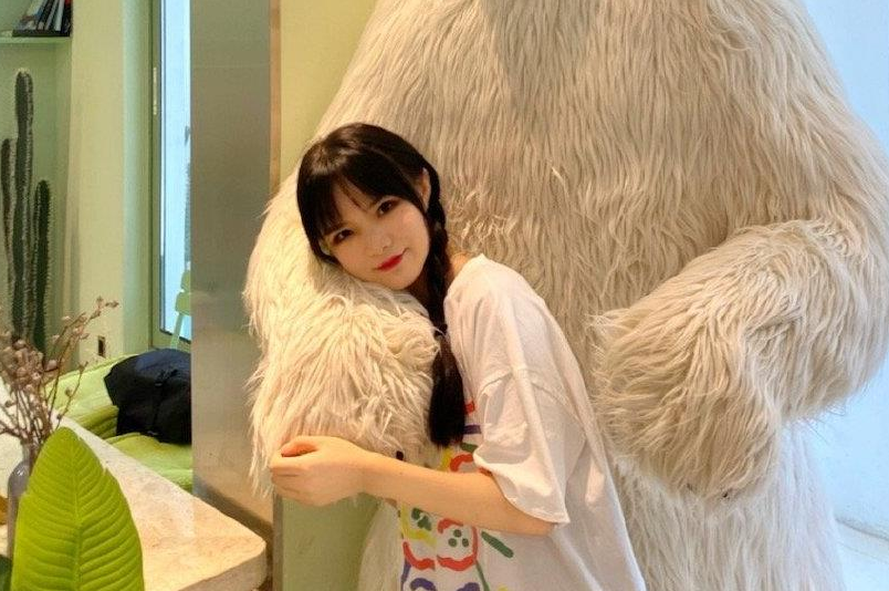 明星素颜|七阿姨因“娃娃脸”走红，直播卸妆见了素颜后，终于相信她47岁！