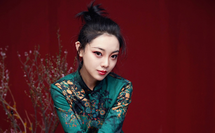 |半年换二个男友？千万网红温精灵再分手，男方微博都已注销